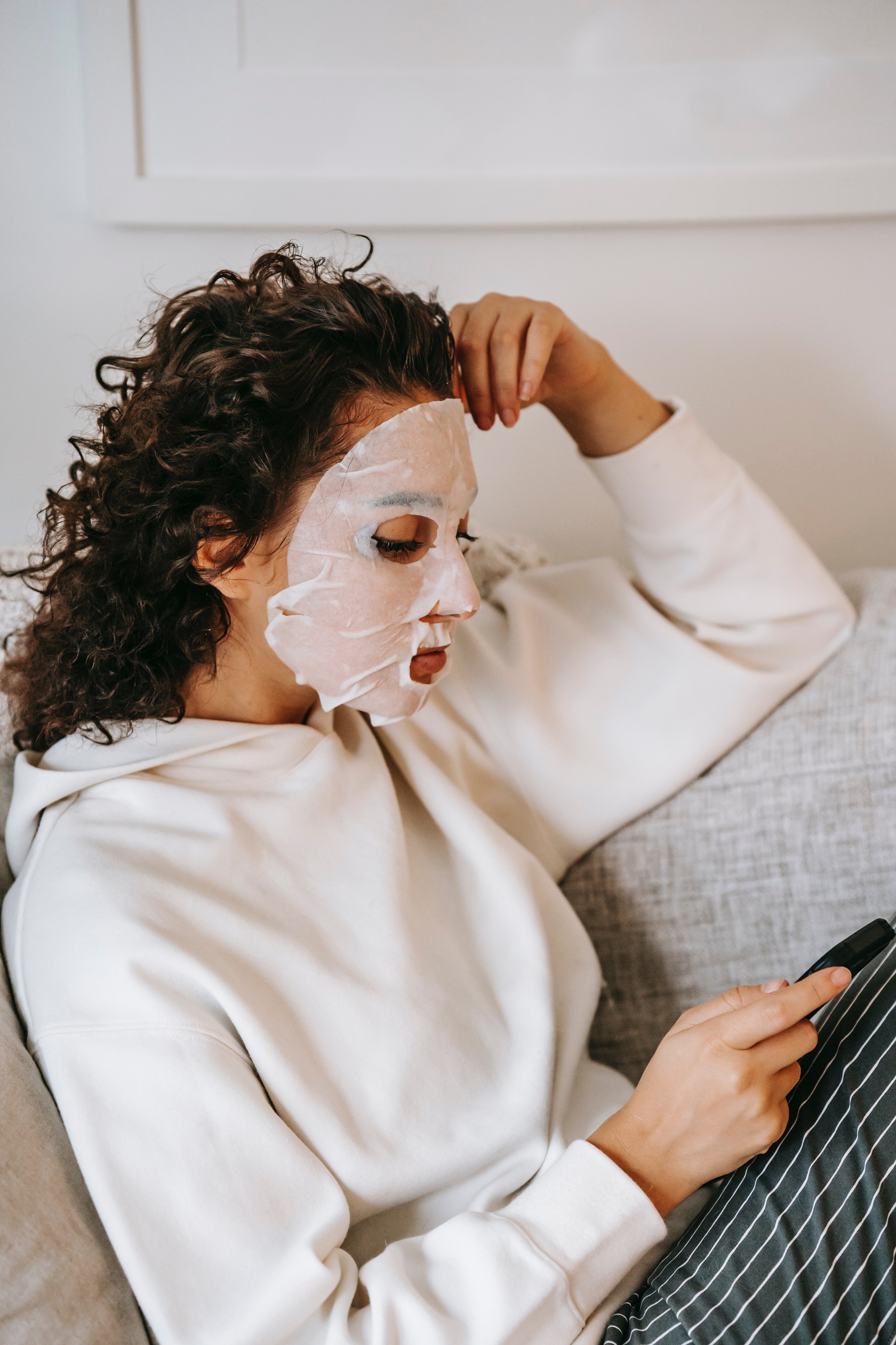 a picture of a woman wearing a facial mask in order to explain all the ways to say use in German